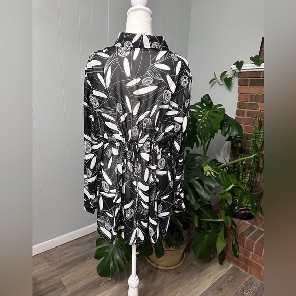 🛍️black/white slightly sheer button down shirt with adjust waist string back. - Picture 7 of 9